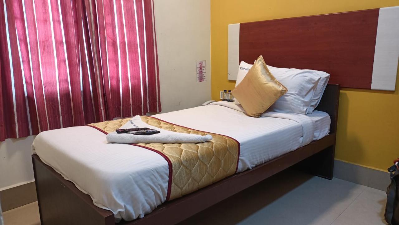 Skyry Hotels Adyar Chennai Exterior foto